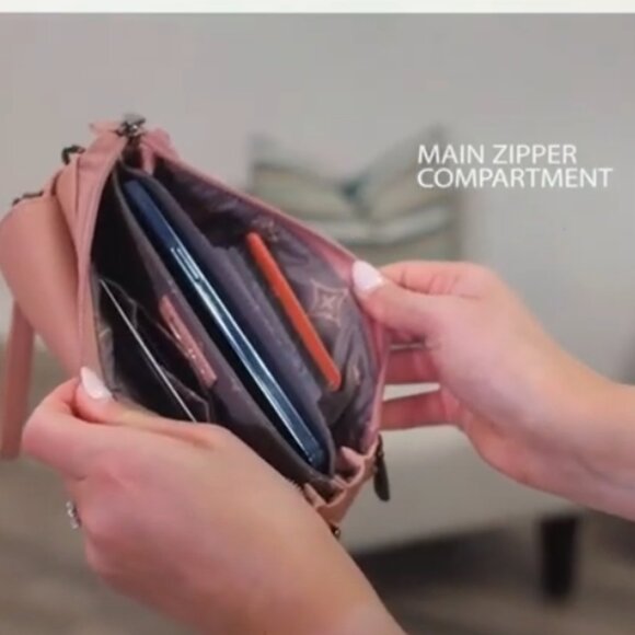 New (without tags) Lug Blitz Matte Luxe VL RFID Wristlet Wallet in Blush - Picture 4 of 9